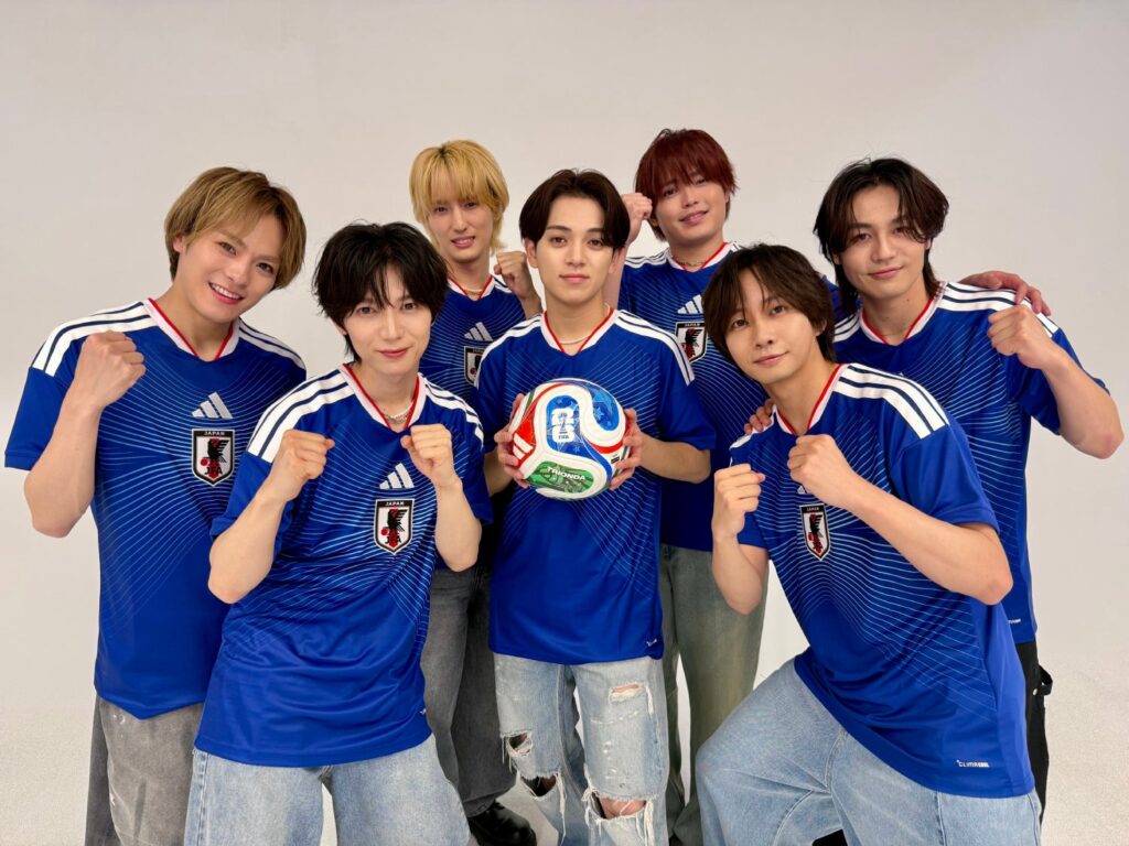Travis Japanけるとめる日本代表ユニフォーム集合写真