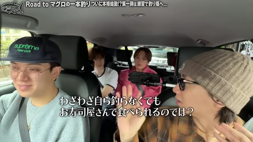 宮近海斗がRay-Ban風の丸メガネを着用して運転しているマグロ一本釣りドライブ動画のワンシーン