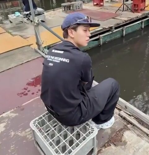 宮近海斗が着用しているJIL SANDERバックプリントTシャツの背中部分