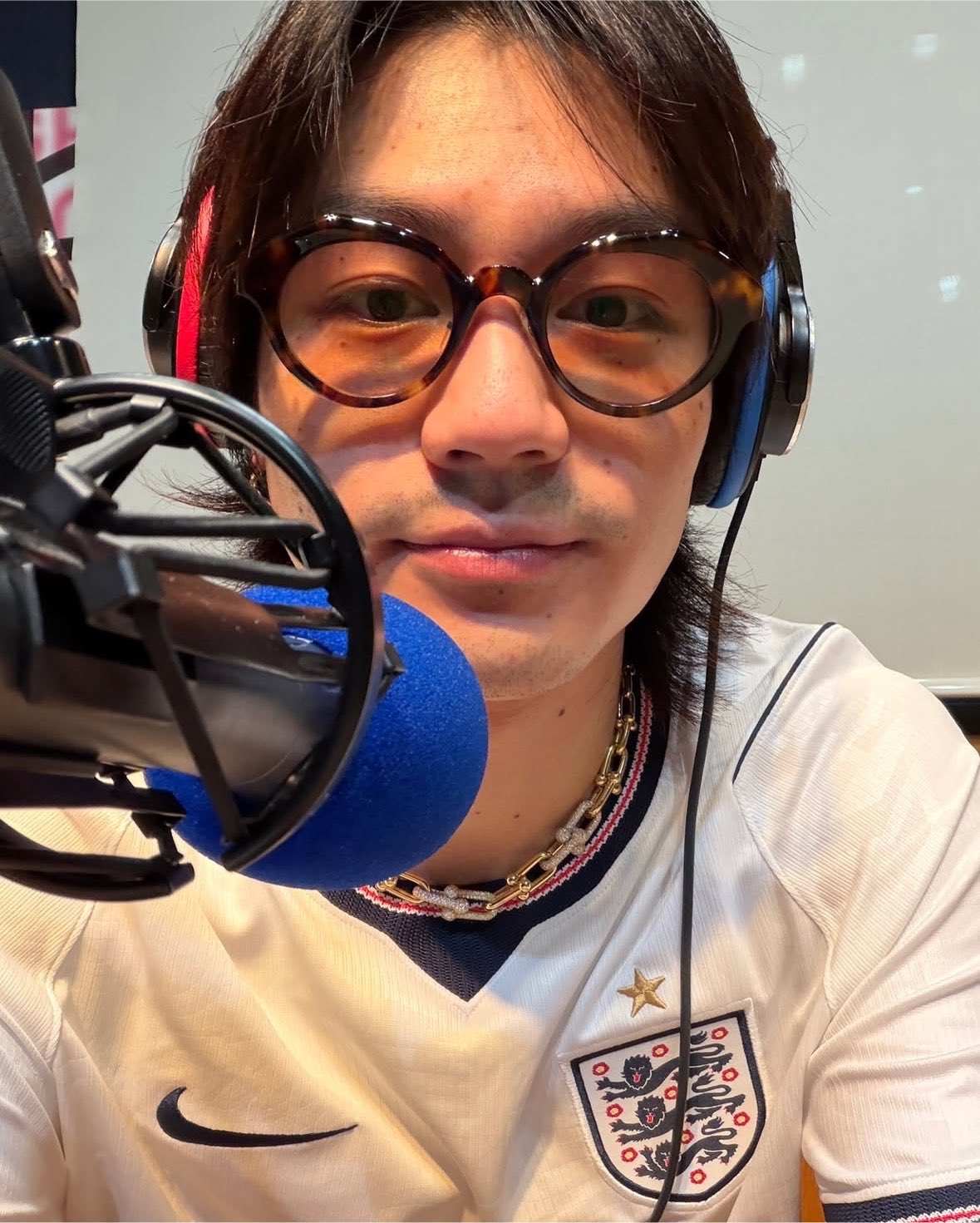 松田元太がFM大阪収録で着用していたナイキイングランド代表シャツ