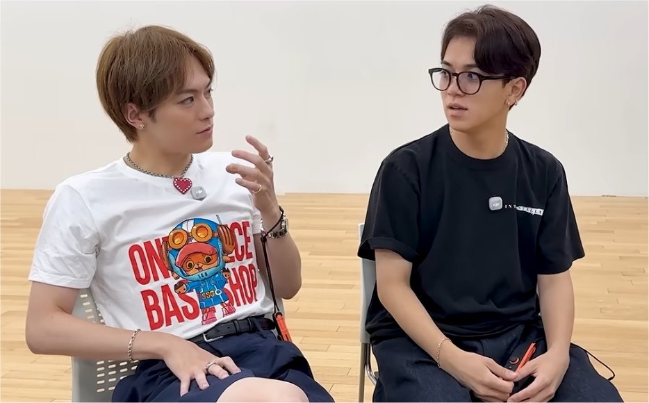 松倉海斗がONE PIECE BASE SHOPのチョッパーTシャツを着用し宮近海斗と会話しているワンシーン