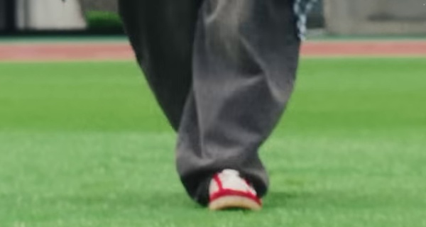 宮近海斗が履いているadidas Jabbar Lowとみられる赤いスニーカーのアップ