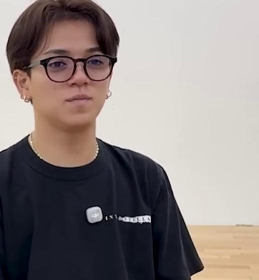 宮近海斗がsacai×インターステラーのTシャツを着用しているシーン(YouTube動画より)