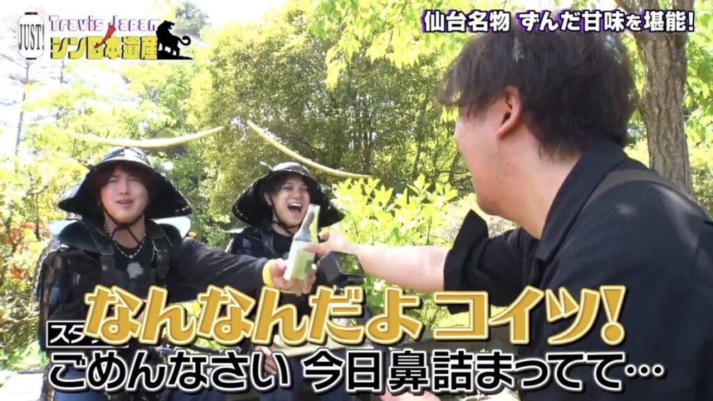 ずんだサイダーをスタッフに試してもらおうとする2人
